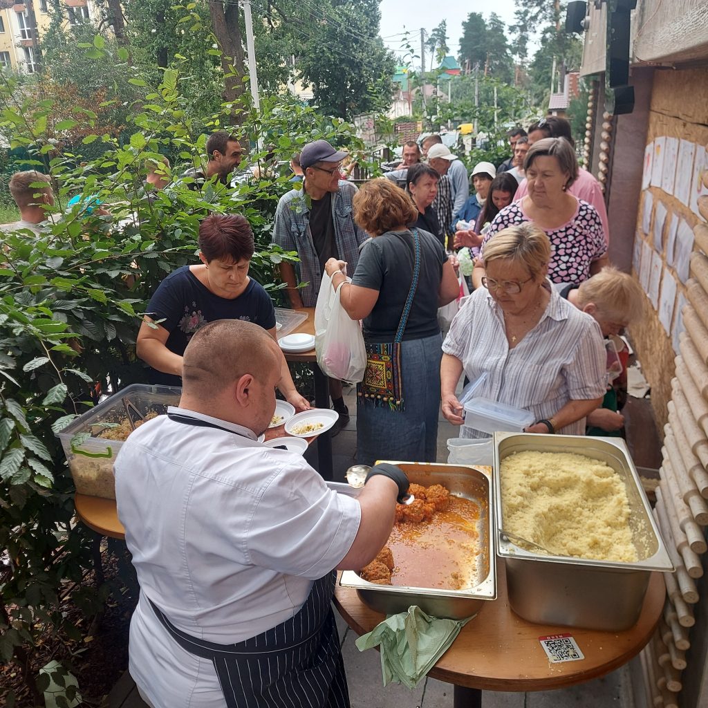 Essensausgabe beim „Verband der Köche“ in Kyiv