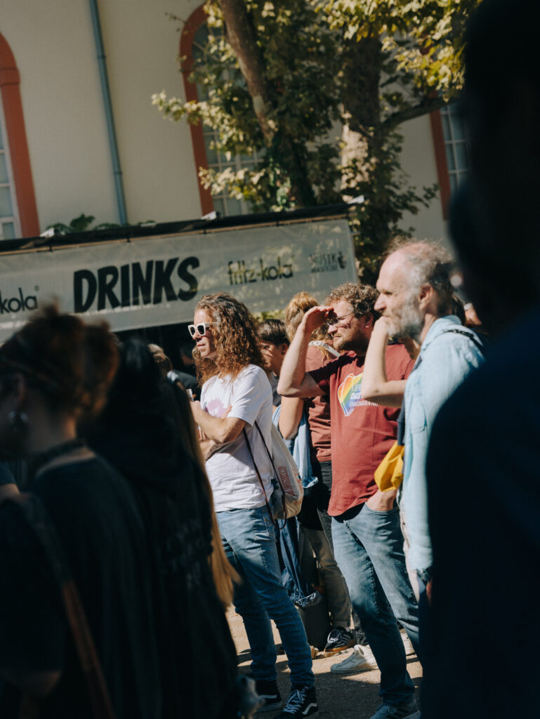 Gäste schauen zur Bühne beim Nie wieder ist jetzt-Minifestival im August 2026.