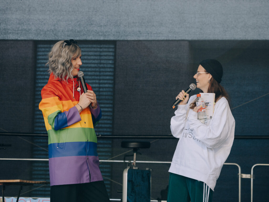 Janboris Ann-Kathrin Rätz und Anja Heyelmann alias Frustrierte Alte im Gespräch auf der Bühne