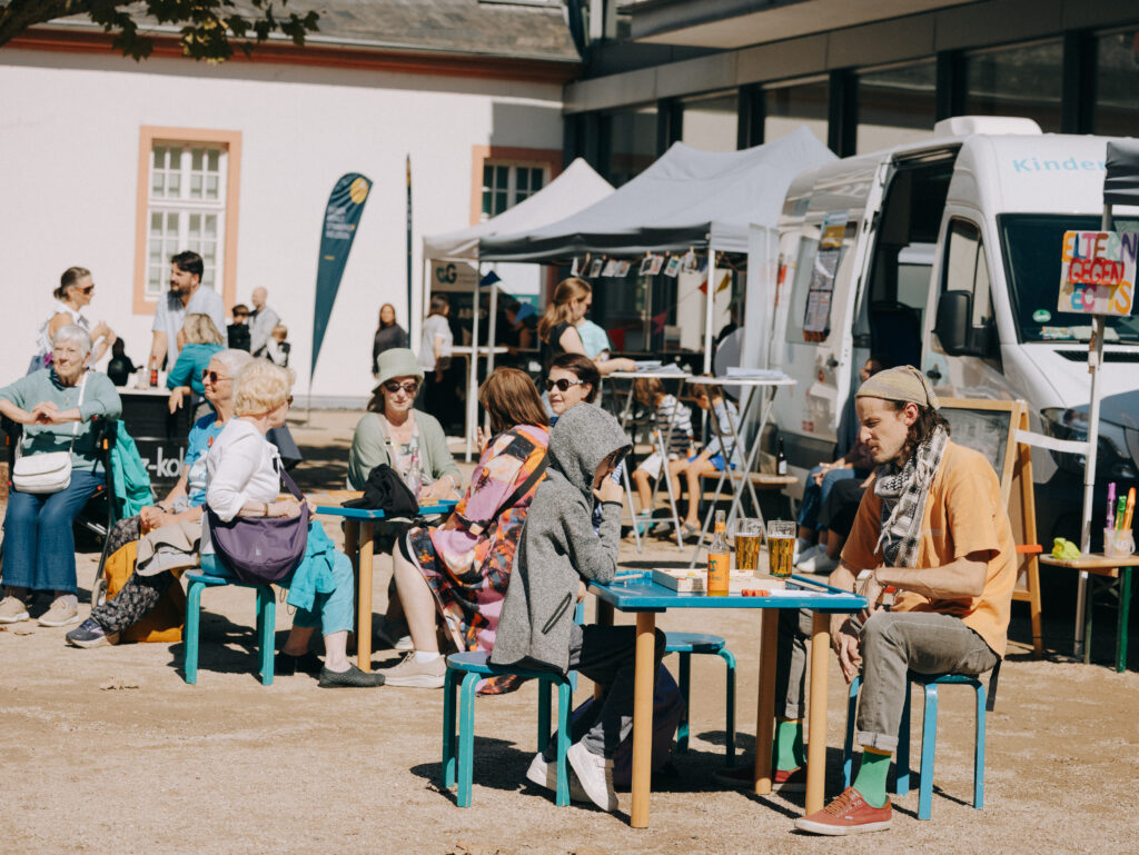 Gäste unterhalten sich beim Nie wieder ist jetzt-Minifestival im August 2026.