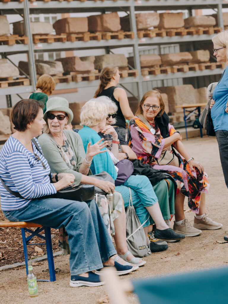Gäste unterhalten sich beim Nie wieder ist jetzt-Minifestival im August 2026.