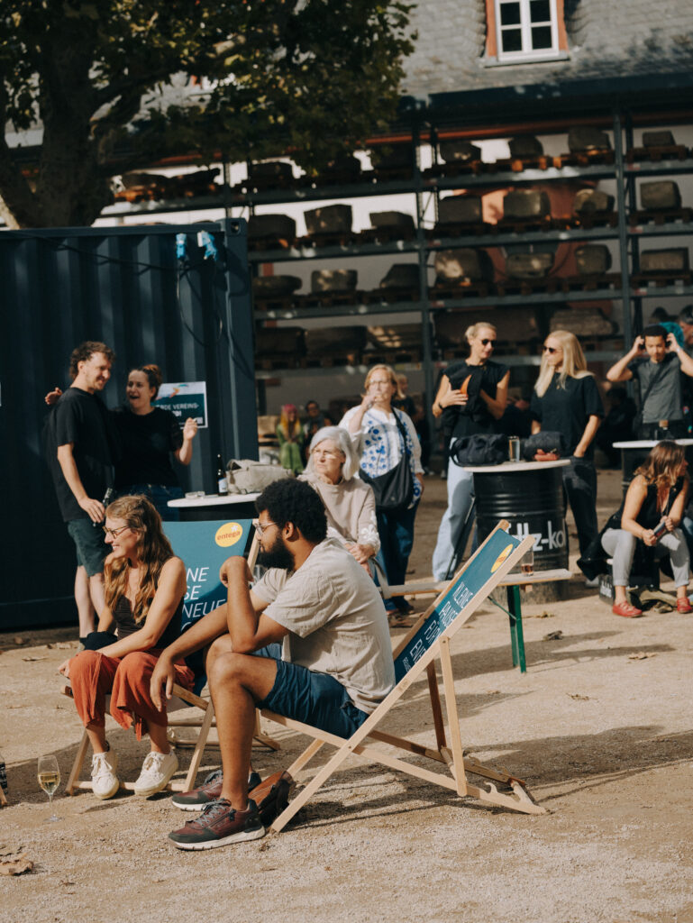 Gäste unterhalten sich beim Nie wieder ist jetzt-Minifestival im August 2026.