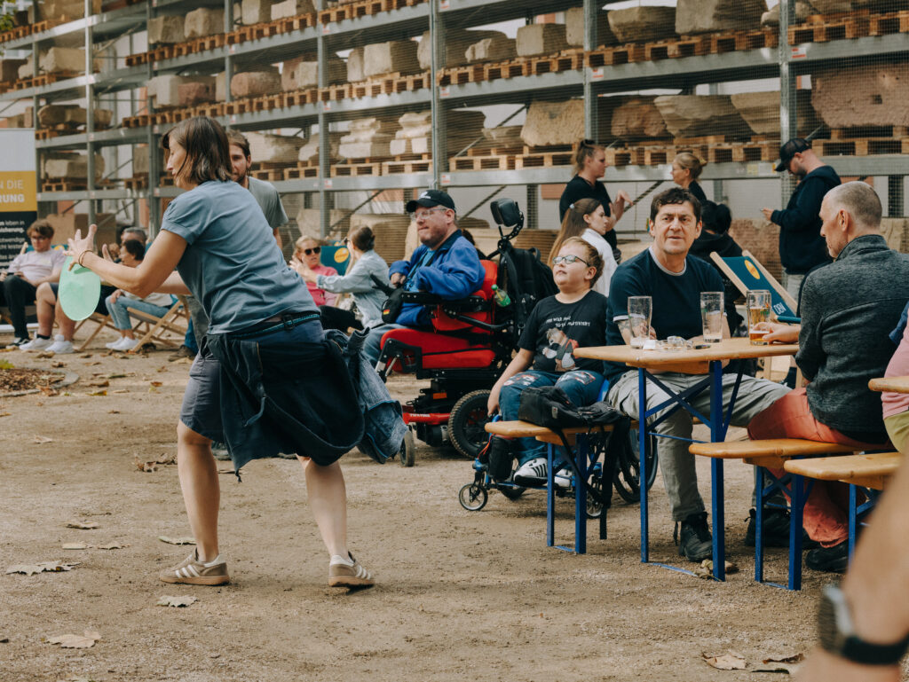 Gäste unterhalten sich beim Nie wieder ist jetzt-Minifestival im August 2026.
