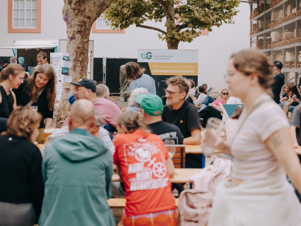 Gäste unterhalten sich beim Nie wieder ist jetzt-Minifestival im August 2026.