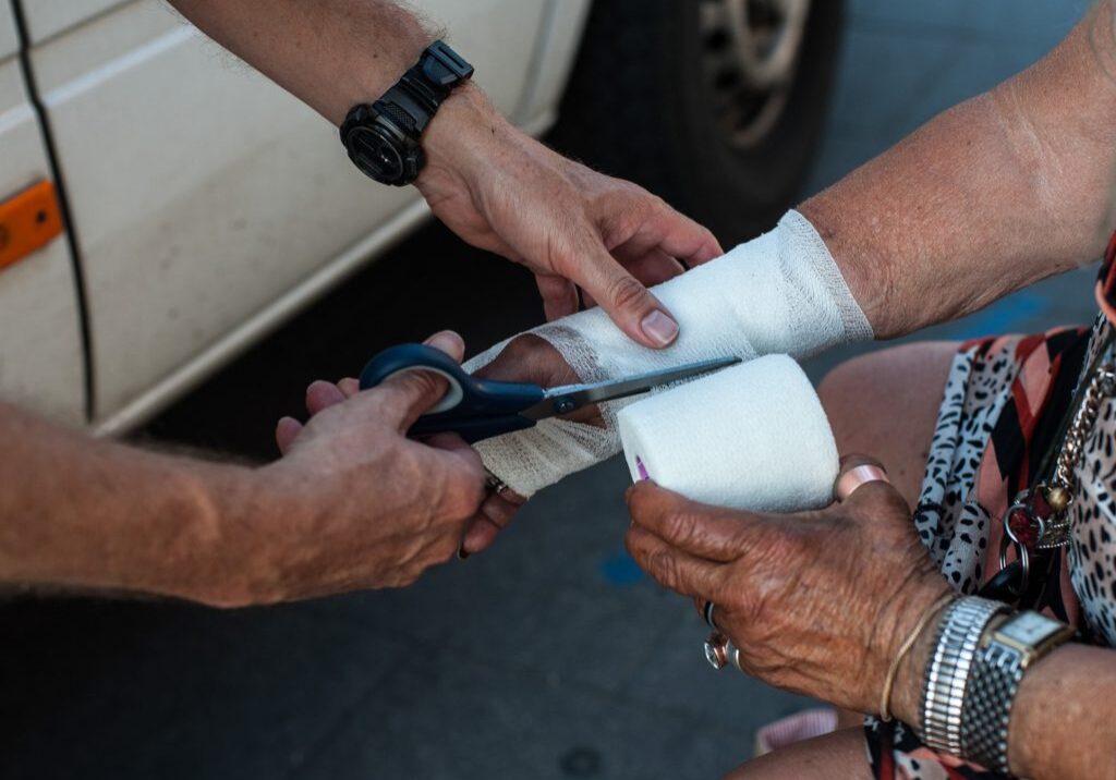 Prof. Dr. Gerhard Trabert versorgt arme und obdachlose Menschen in Mainz und Umgebung. NUTZUNGSRECHTE: EINMALIGE NUTZUNG NUR ZUR BERICHTERSTATTUNG UEBER DR. TRABERT BZW. VEREIN ARMUT UND GESUNDHEIT, NACH GENEHMIGUNG DURCH DR.GERHARD TRABERT ODER VEREIN ARMUT UND GESUNDHEIT E.V.. KEINE WEITERGABE AN DRITTE. NUTZUNG NUR MIT NAMENSNENNUNG DES FOTOGRAFEN: ANDREAS REEG. ACHTUNG: KEIN SCHRIFTLICHES MODELRELEASE DER ABGEBILDETEN PERSONEN VORHANDEN. DIE VERANTWORTUNG DER BILDNUTZUNG UND ETWAIGE RECHTEVORDERUNGEN DRITTER LIEGEN BEIM NUTZER. DER FOTOGRAF ÜBERNIMMT HIERFUER KEINE VERANTWORTUNG. Foto und copyright: Andreas Reeg, andreas.reeg@t-online.de, www.andreasreeg.de